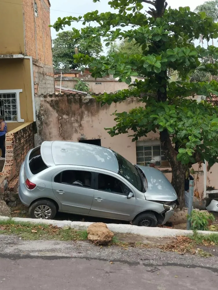 Carro perde os freios em descida e colide contra mureta e árvore no Centro de Corumbá nesta quinta-feira 