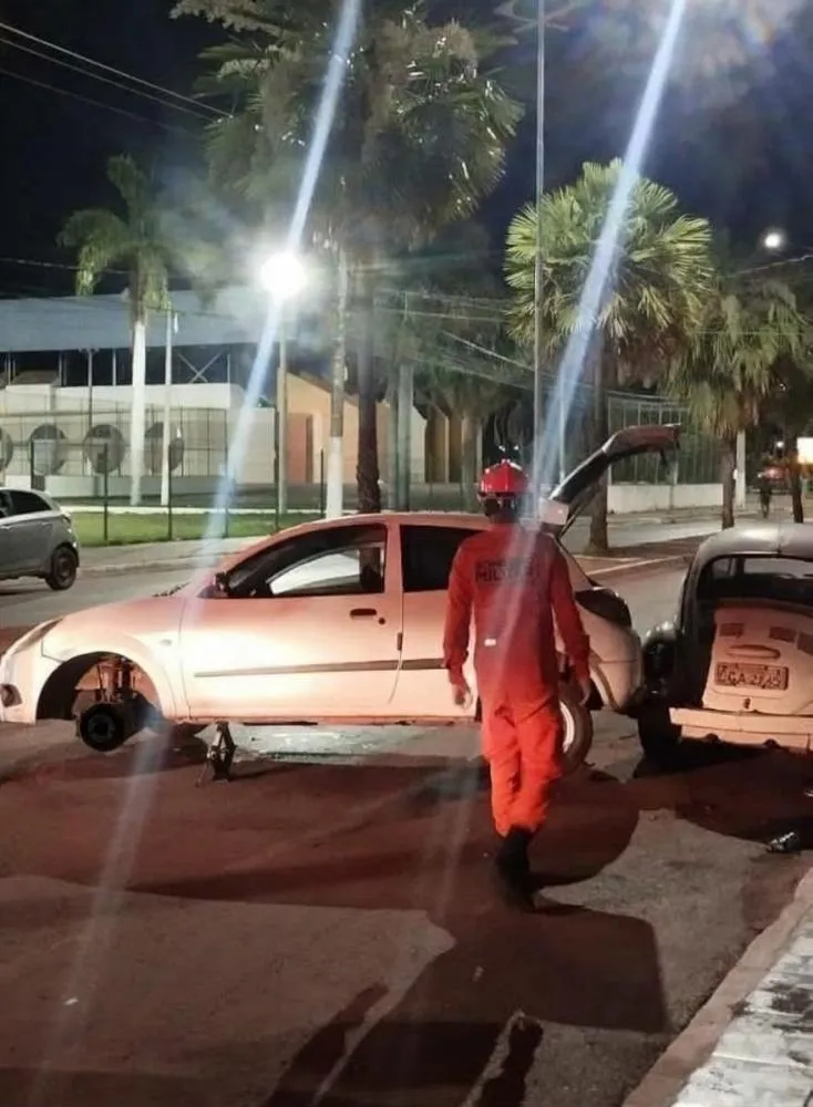 Colisão contra árvore mobiliza Corpo de Bombeiros na madrugada deste domingo em Corumbá