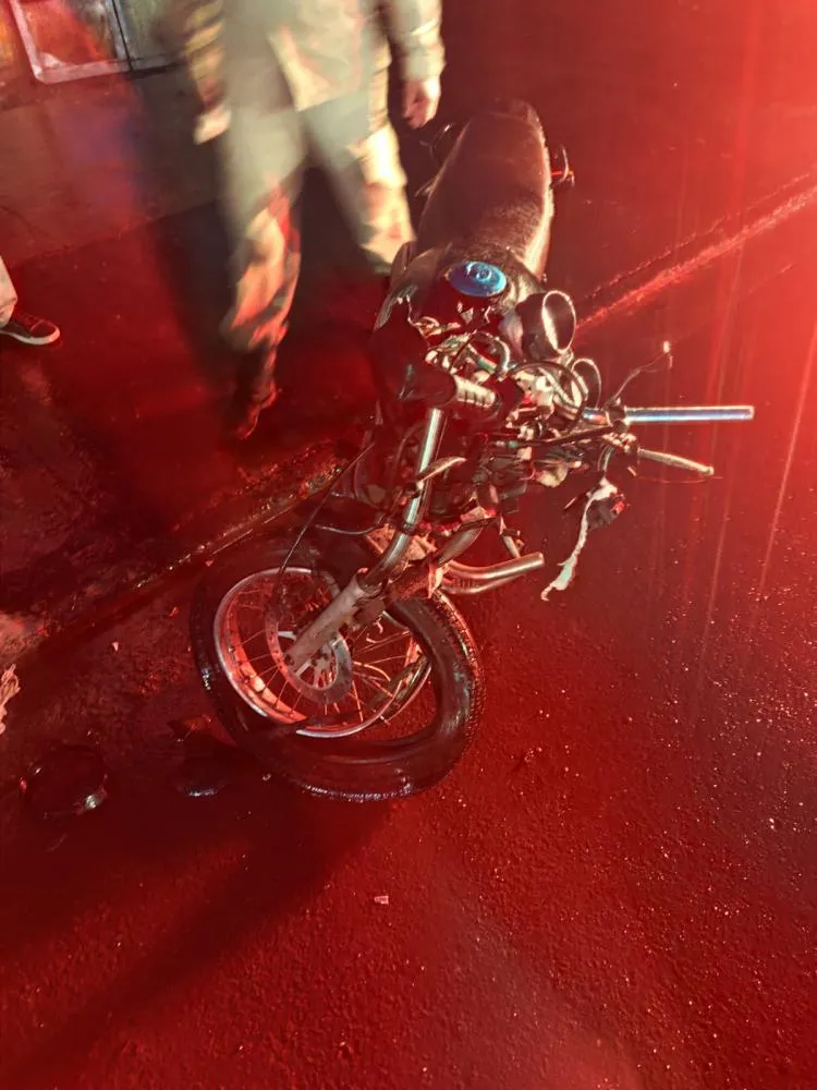 Resgate do Corpo de Bombeiros imobilizou o piloto perto da Energisa; população impediu a fuga do motorista no local. - Foto: Reprodução | Bombeiros