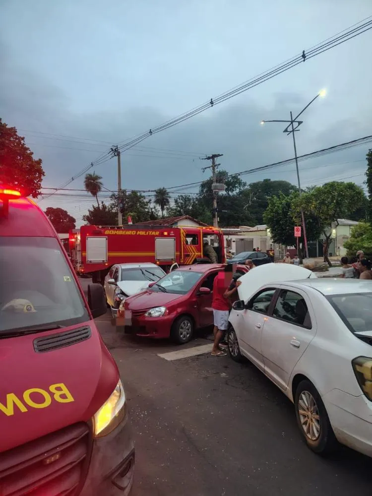 Mulher com escoriações leves recusa atendimento médico após batida no início da noite. - Foto: Reprodução | Bombeiros