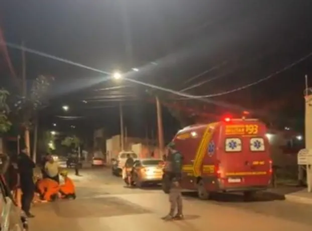 Resgate atendeu duas pessoas feridas na noite de segunda-feira; motorista do carro não se feriu. - Foto: Reprodução | Bombeiros