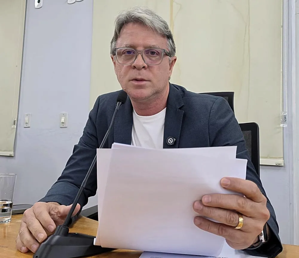Samyr Qualhada solicita reforma de escadaria no Centro e tapa-buracos na Rua Albuquerque