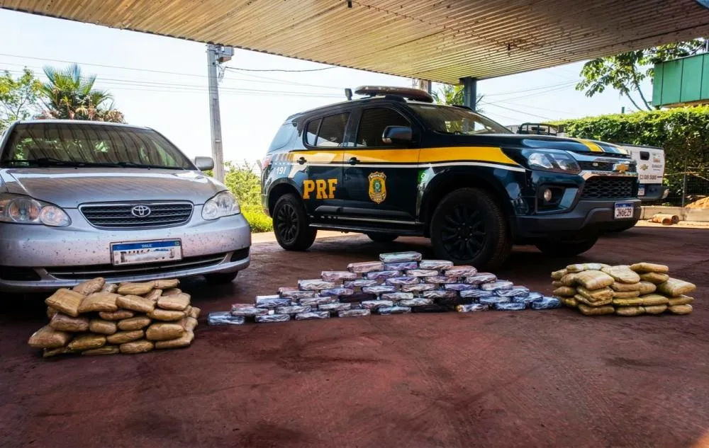 Ação policial na rodovia federal intercepta carga ilícita avaliada em grande volume. 