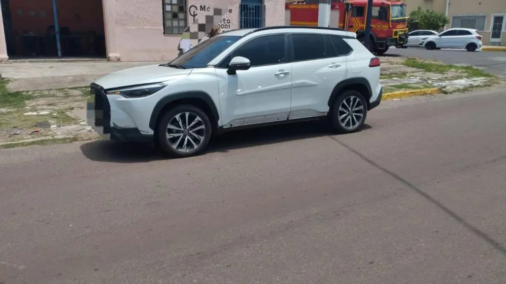 Motociclista de 42 anos fica ferido após colisão com carro em rotatória na Rua Albuquerque